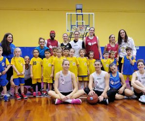 I nostri Pulcini con le giocatrici del Basket Le Mura